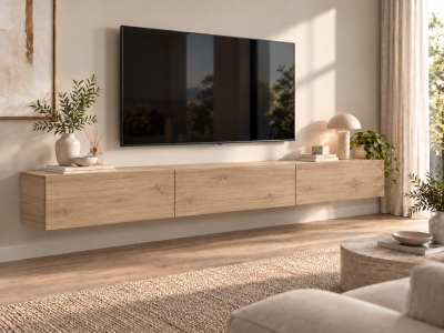 Base TV Logan suspensa em carvalho, numa sala de estar com a televisão na parede