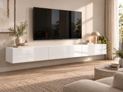Base TV Logan suspensa em branco brilho, numa sala de estar com a televisão na parede